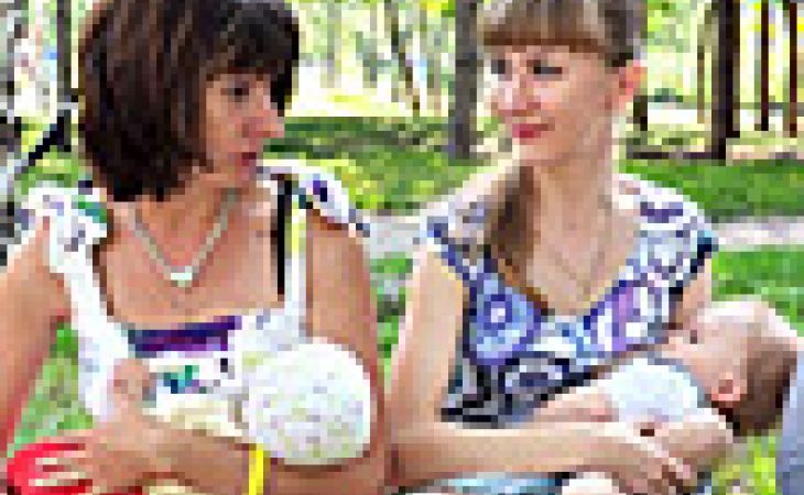 Молодые мамы в центре Барнаула без стеснения кормили детей грудью
