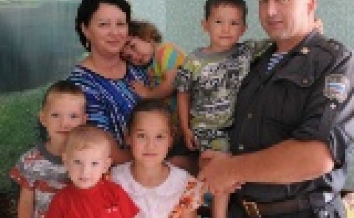 Алтайский полицейский усыновил двух мальчиков, едва не погибших от голода и холода