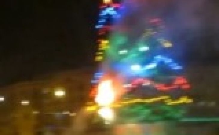 Новогодняя елка загорелась на площади в центре Новосибирска