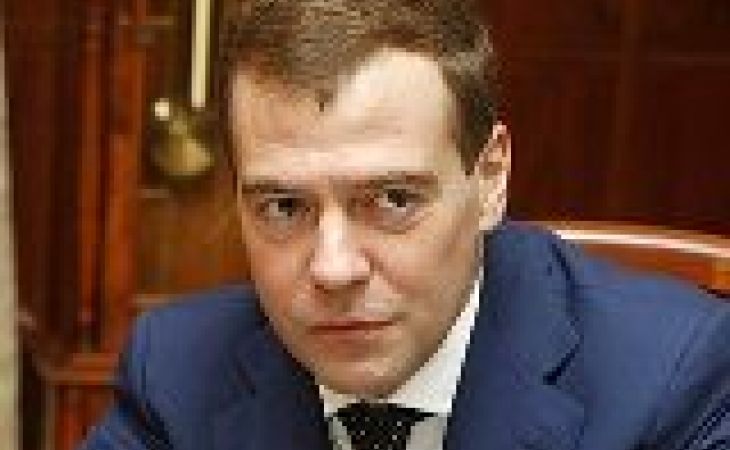 Медведев разрешил чиновникам получать подарки не дороже трех тысяч рублей