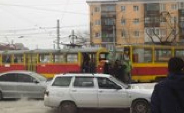 Два трамвая столкнулись лоб в лоб в Барнауле, один человек травмирован