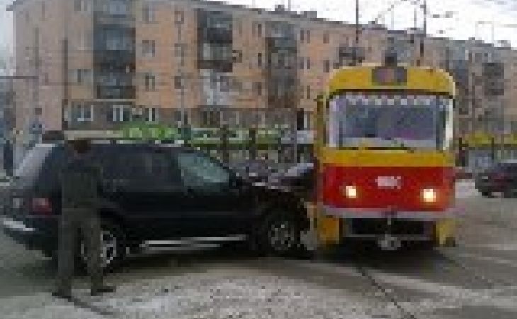 Внедорожник врезался в трамвай в Барнауле, движение транспорта парализовано