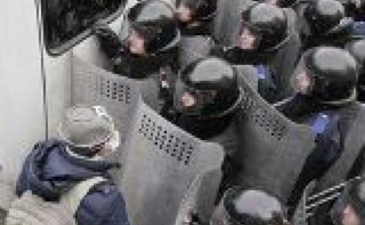 Митингующие начали столкновения с милицией в Киеве