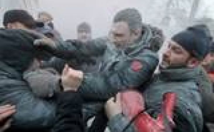 Янукович пообещал Кличко урегулировать беспорядки в Киеве