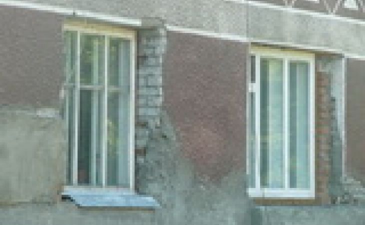 Жильцы недавно отремонтированного дома на Алтае боятся остаться под его завалами