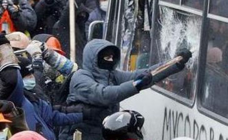 Митингующие в Киеве сооружают катапульту, чтобы метать в милицию камни