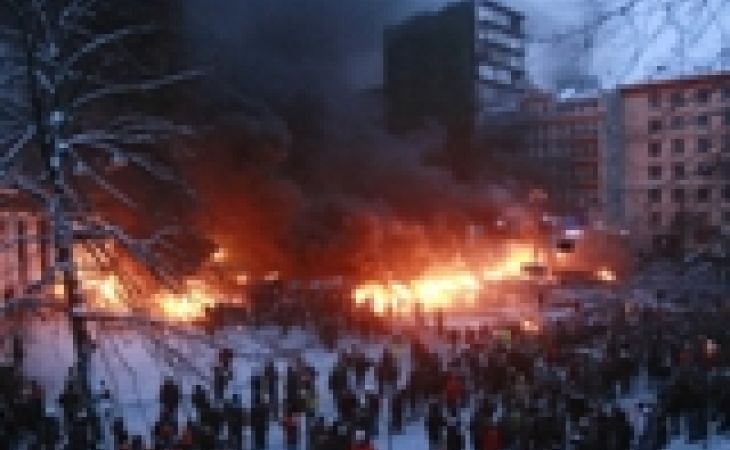 Оппозиция захватила телеканал, подожгла дом и победила "Беркутов" в Киеве