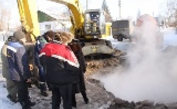 Коммунальщики откачали воду из поврежденной теплотрассы в Барнауле