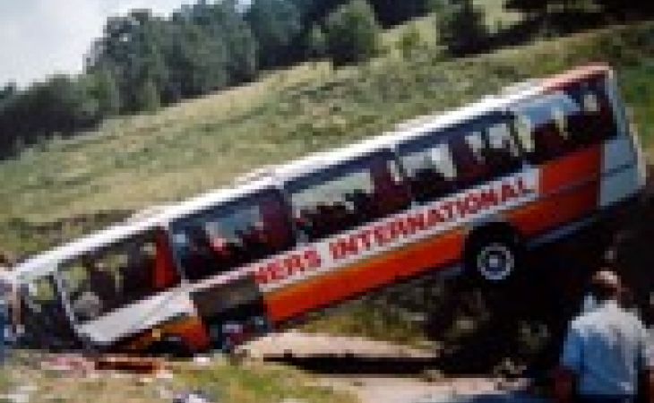 Автобус упал в пропасть в Индии, десять человек погибли