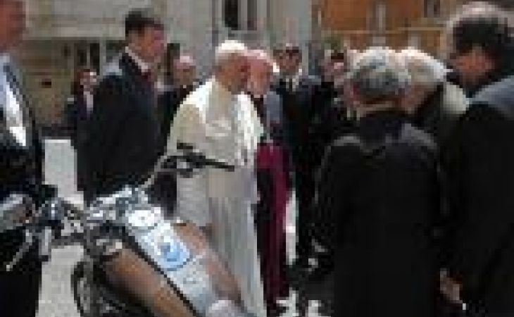 Папа римский продаст свой мотоцикл ради бездомных