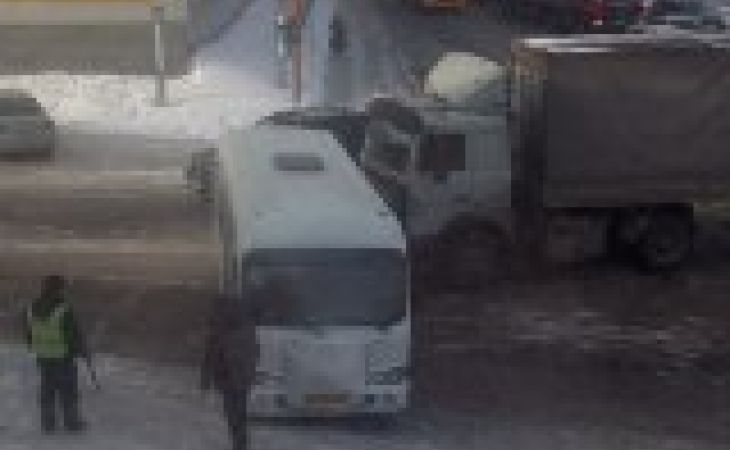 КамАЗ въехал в пассажирскую маршрутку в Барнауле, есть пострадавшие