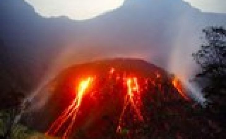 Власти распорядились эвакуировать 200 тысяч жителей Индонезии из-за активности вулкана
