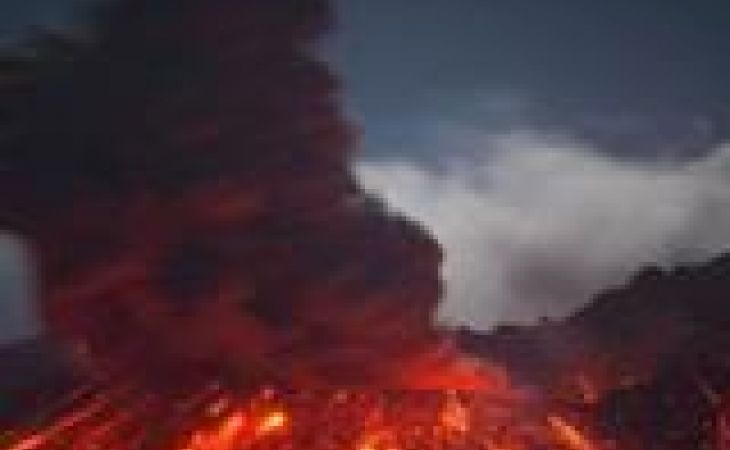 Два человека погибли в результате извержения вулкана в Индонезии