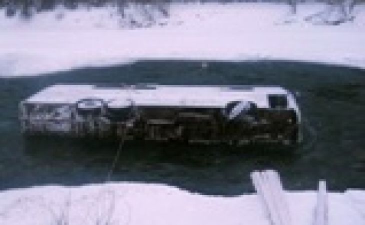 Алтайские спасатели вытащили упавший в реку автобус спустя две недели