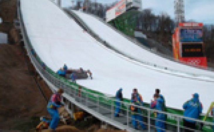 Тренировки лыжников-двоеборцев отменены из-за обледенения трассы в Сочи
