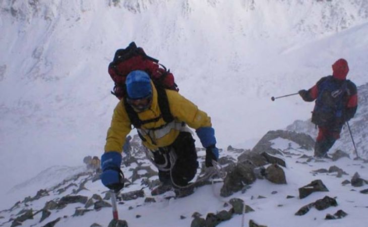 Спасатели нашли живыми двух альпинистов, упавших в пропасть с Эльбруса