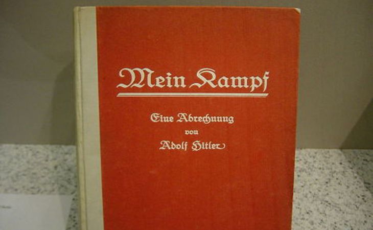Экстремистскую книгу Гитлера, подписанную автором, продали на аукционе за $64,9 тысячи