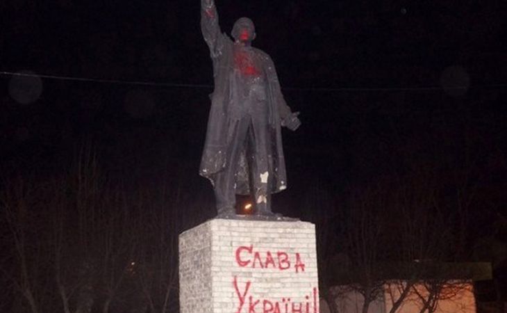 Вандалы облили памятник Ленину в Красноярске и написали на нем "Слава Украине!"