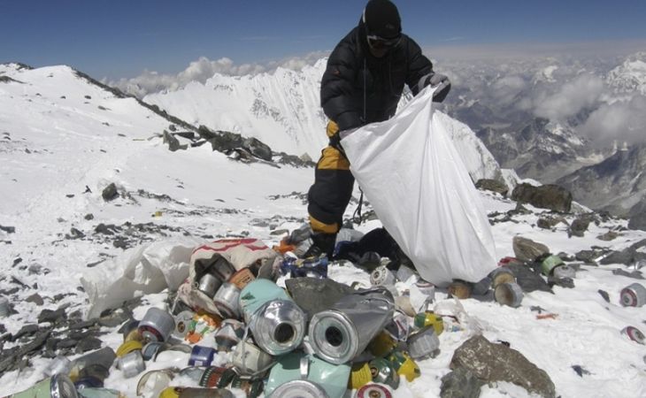 Покорителей Эвереста обязали выносить мусор