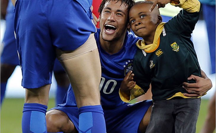 Футболист Неймар сфотографировался с мальчиком, выбежавшим на поле