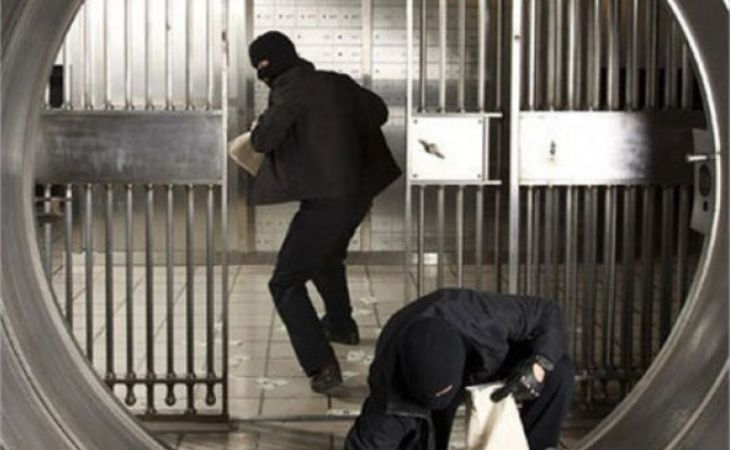 Грабители ворвались в банк в центре Киева и попытались проникнуть в хранилище