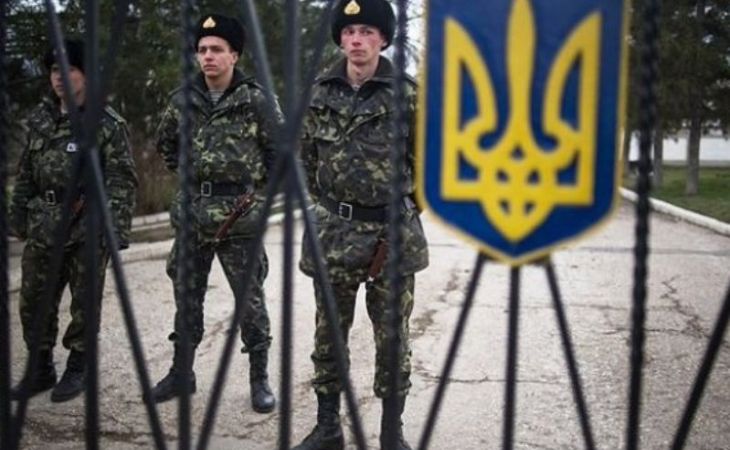 Жители Севастополя штурмом взяли штаб военно-морских сил Украины