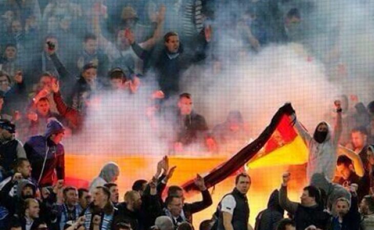 Фанаты питерского "Зенита" сожгли немецкий флаг на матче с "Боруссией"