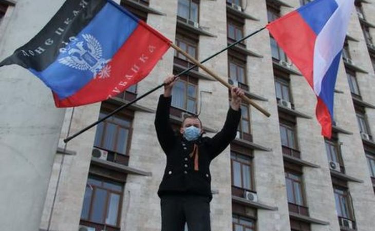 Российский триколор водружают над донецким горсоветом, а одесситы зовут Януковича