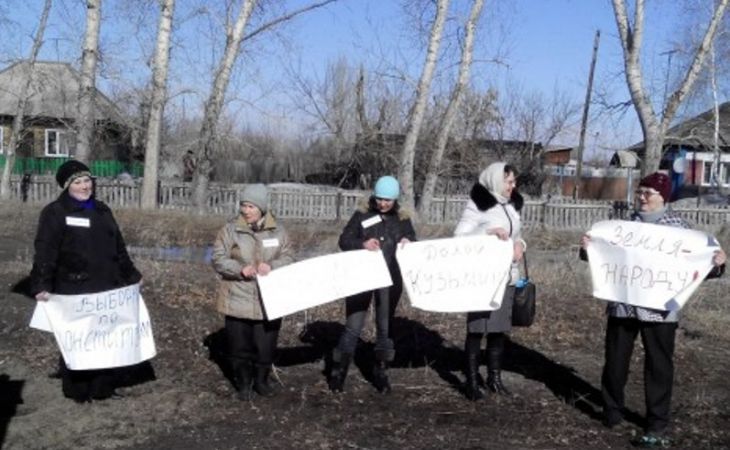 Жители алтайского села вышли на пикет против местной власти