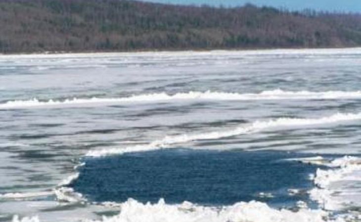 Два подростка утонули, провалившись под лед на Алтае