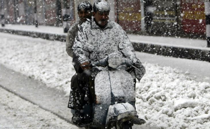 Снег нарушил работу наземного и воздушного транспорта в Индии