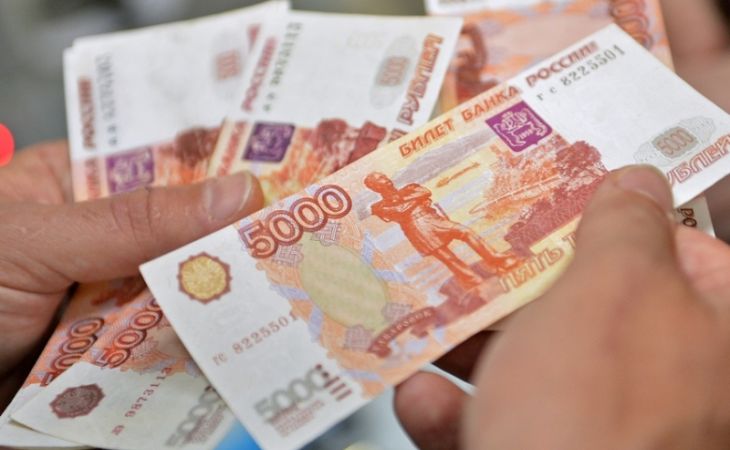 Жители Крыма начали получать зарплату в рублях