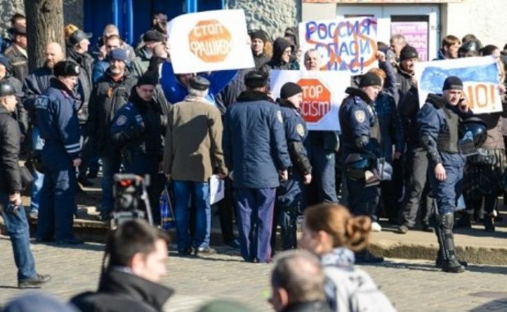 Митингующих уговорили покинуть здание администрации Харьковcкой области