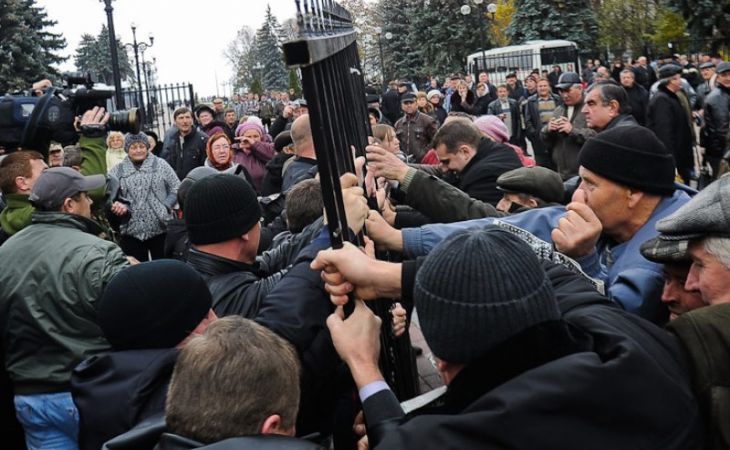 Майдановцы штурмуют здание Верховного суда Украины