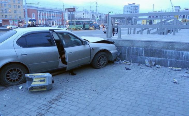 Пьяная автоледи на "Тойоте" врезалась в Молодежный театр Алтая в Барнауле