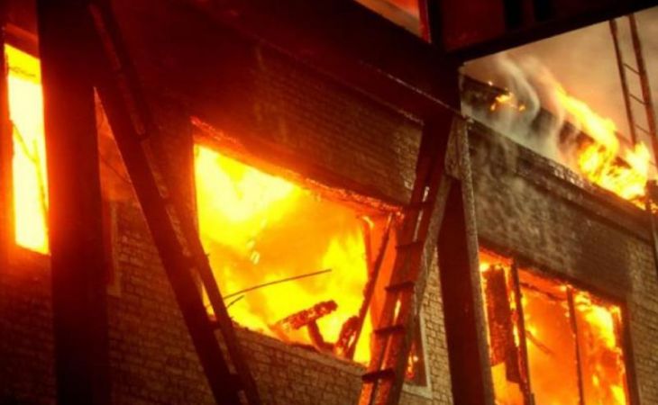 Пять человек эвакуировали из горящего дома на Алтае