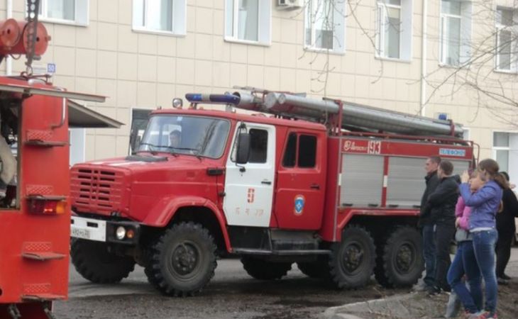 Более 50 человек тушили пожар возле "Сити-Центра" в Барнауле