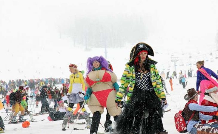 Более 1,3 тысячи человек скатились с кузбасской горы Зеленая в карнавальных костюмах