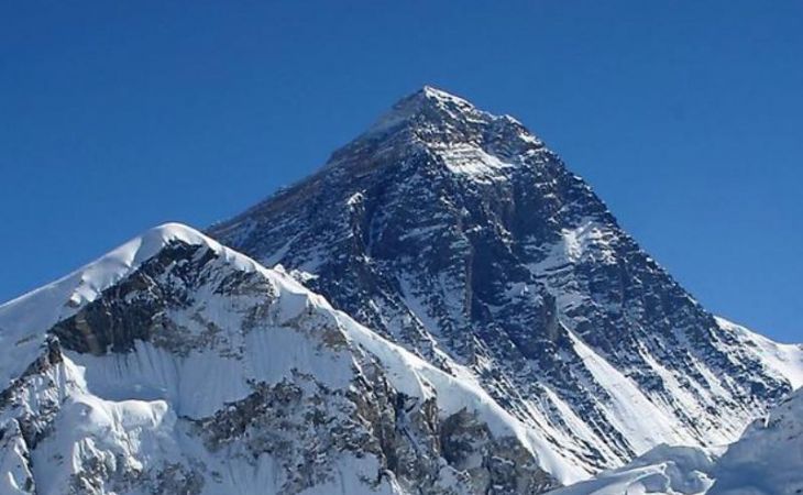 Лавина, сорвавшаяся с вершины Эвереста, погребла под собой 13 проводников