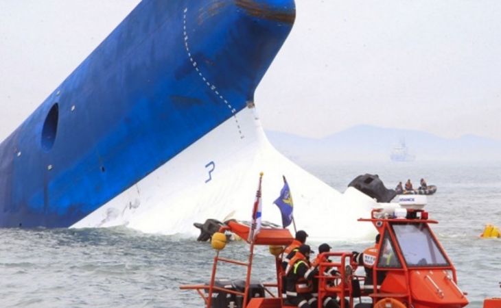 Спасатели сумели проникнуть внутрь затонувшего у берегов Южной Кореи парома