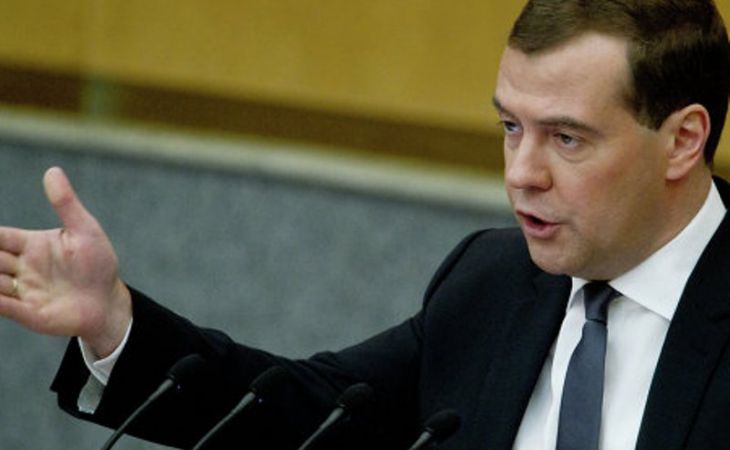 Медведев предложил сократить количество региональных и федеральных чиновников