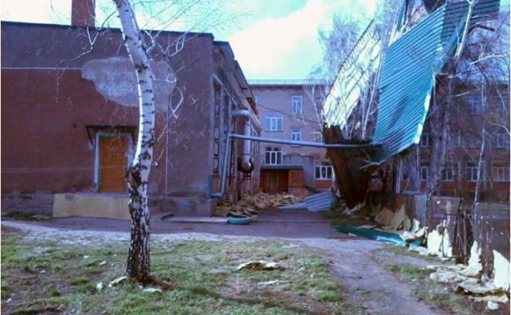 Ветер сорвал крышу со школьной постройки на Алтае