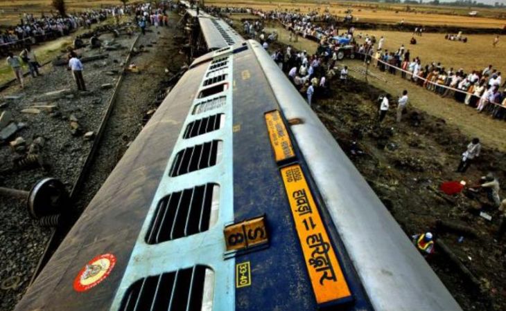 Жизни 12 человек унес сход пассажирского поезда на западе Индии