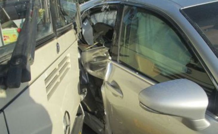 Пассажирский автобус и "Лексус" столкнулись в Барнауле, пострадали трое детей