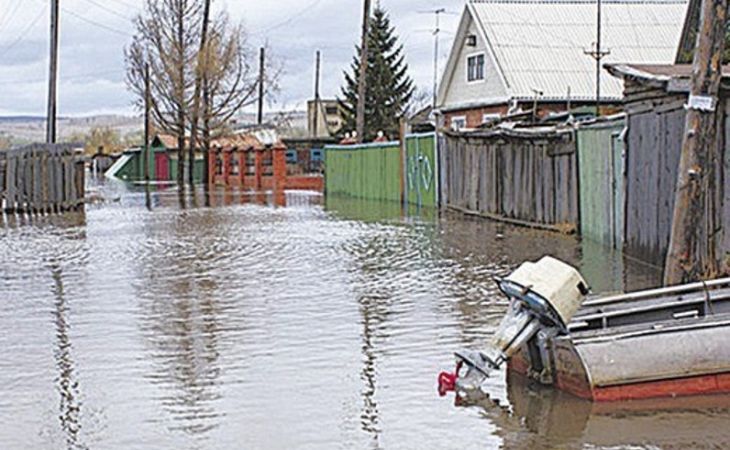 Спасатели эвакуируют людей, пострадавших от наводнения в Красноярском крае