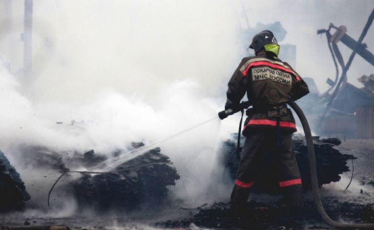 Крупный пожар произошел на складе торгового предприятия в Барнауле