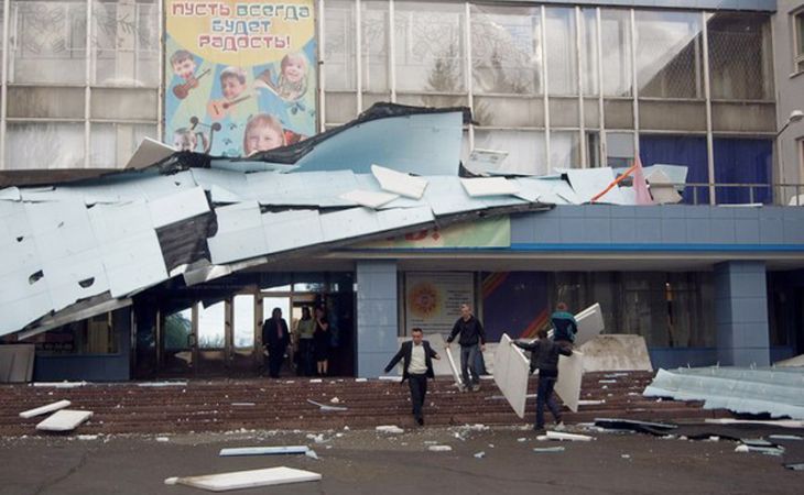 Ураган сорвал крышу с ДК города Барнаула