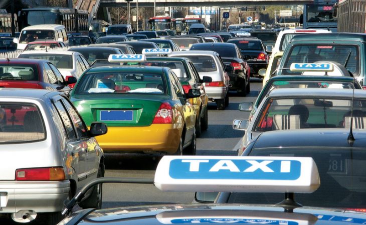 Китайский таксист вернул пассажирам забытые 27 тысяч долларов