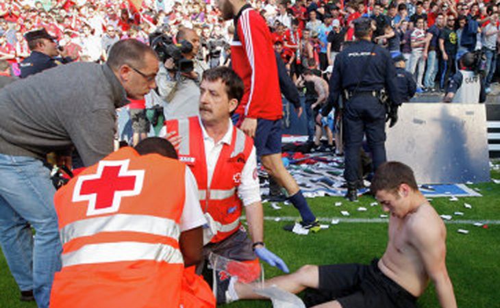 Почти 70 человек пострадали в результате обрушения трибуны на футбольном матче в Испании
