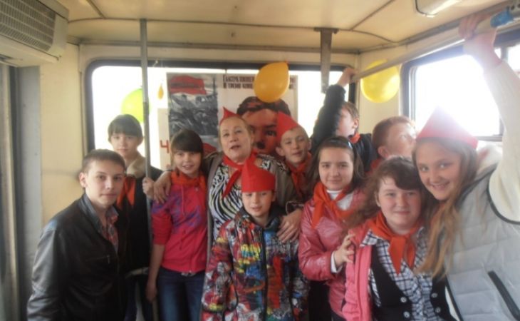 Алтайские коммунисты в День Пионерии катали пассажиров на "Пионерском трамвае" и "Пионерском троллейбусе"